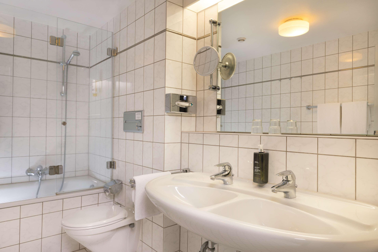 Bathroom 5, Seminaris Sunday Hotel Lüneburg, Lüneburg