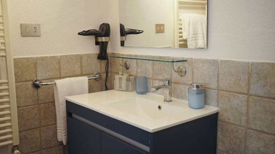 Bathroom 2, BlueBlu Apartment, Brindisi