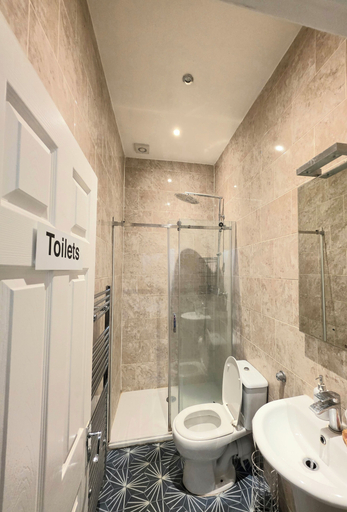 Bathroom 3, Rayan's Lodge Stratford London by OYO, London