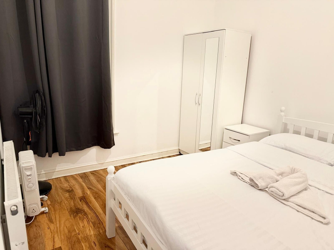 Bedroom 2, Rayan's Lodge Stratford London by OYO, London