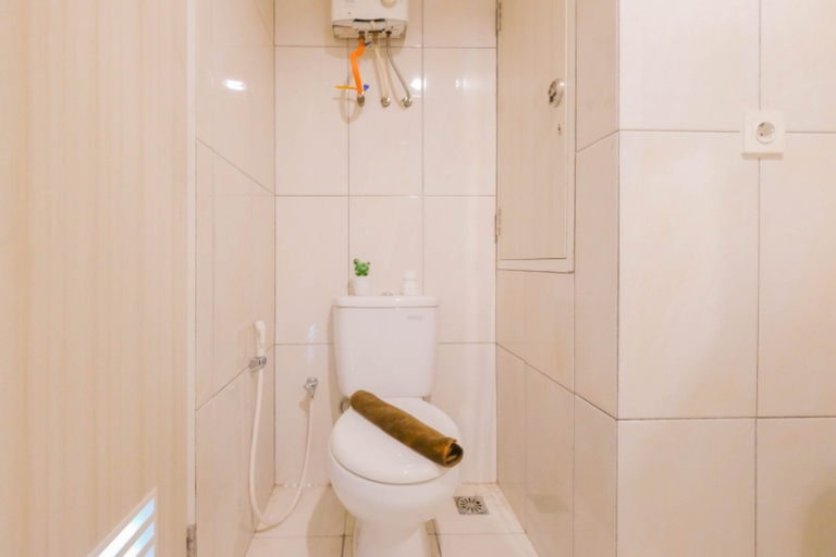 Bathroom 5, rn Peach Touch 2BR at Grand Kamala Lagoon Apartment By Travelio, Bekasi