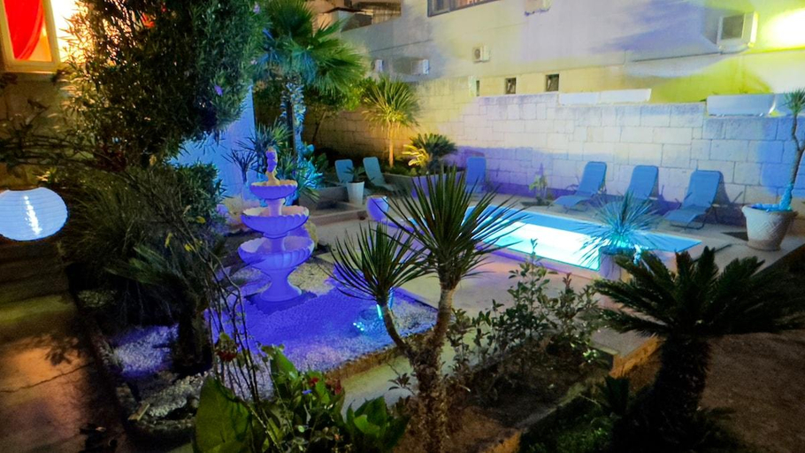 Sport & Beauty 2, Beach Villa with sea view, pool and tropic garden, Split