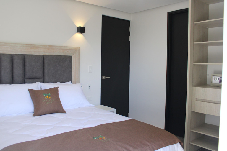 Room 2, The Palms Hotel, Peñol