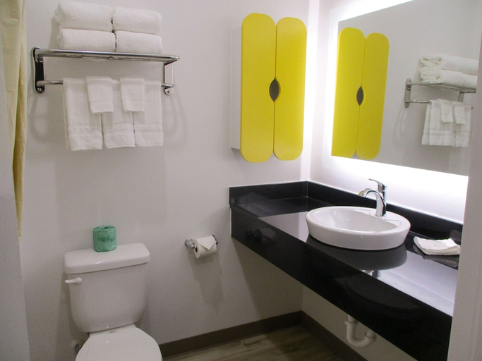 Bathroom 4, Studio 6 Port Allen, LA - Baton Rouge I-10, West Baton Rouge