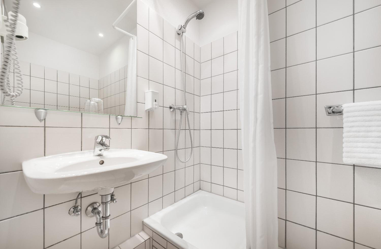 Bathroom 3, Hotel Central Hamburg, Hamburg