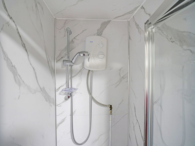 Bathroom 5, OYO Weaste Hotel, Salford