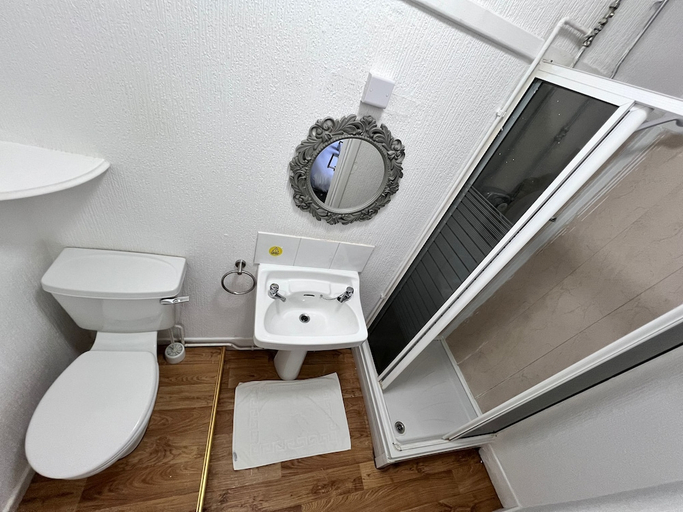 Bathroom 3, OYO Harbour Hotel, Lincolnshire