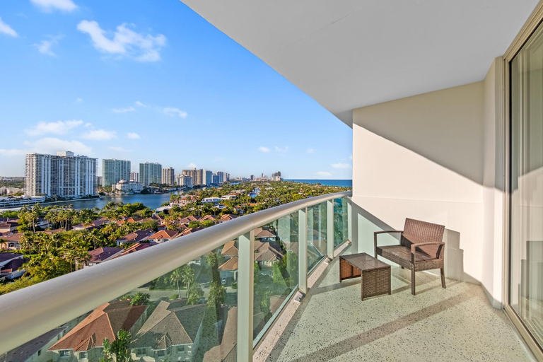 Others 5, Amazing Miami -Beach Condo Steps to Sand, Book Now!, Miami-Dade