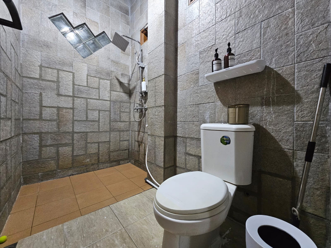 Bathroom 5, Alina Villa 6BR with Private Pool, Bandung