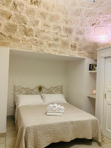 Bedroom 2, Trulli White, Bari