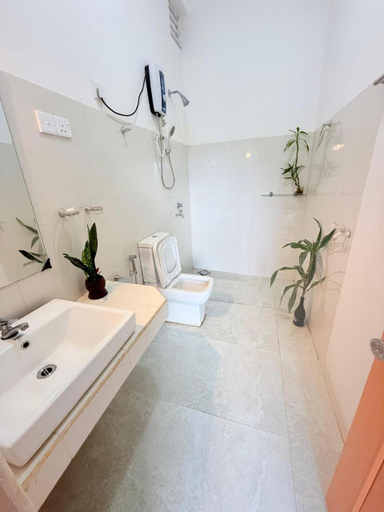 Bathroom 3, Ella Lucky Panoramic, Ella