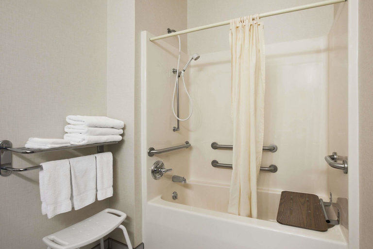 Bathroom 3, Wingate by Wyndham Pueblo, Pueblo