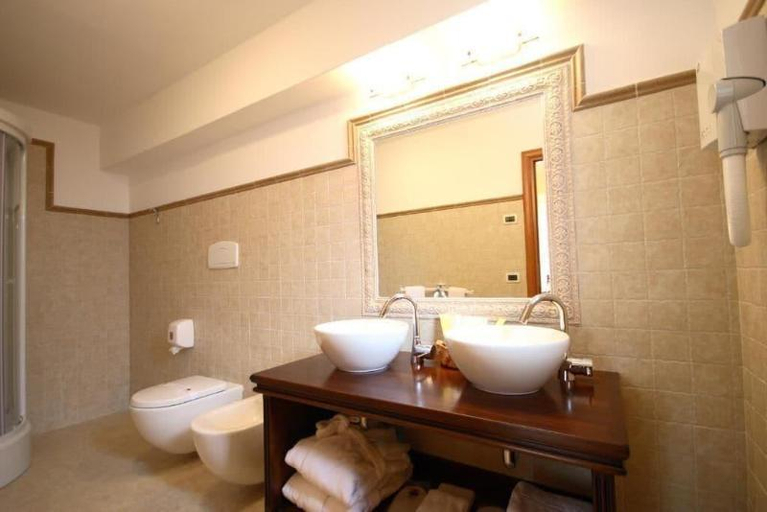 Bathroom 5, Tyrrenian Park Hotel, Cosenza