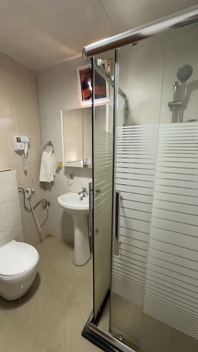 Bathroom 3, Wadi Rum Mazayen Camp, Quaira