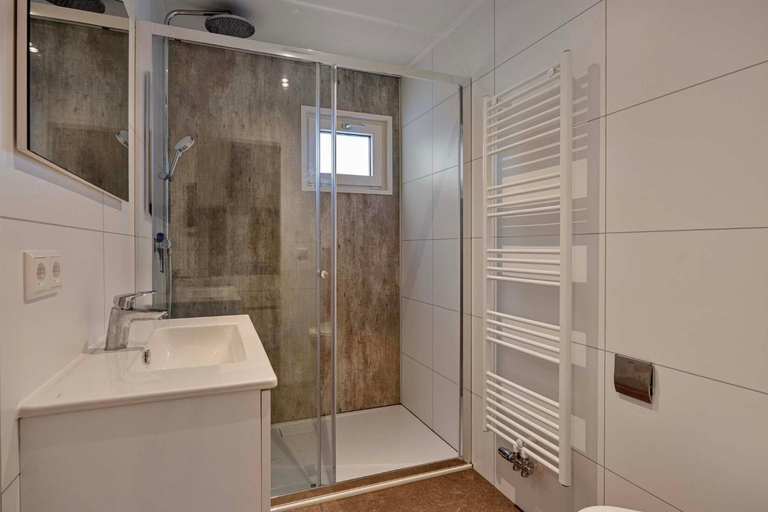 Bathroom 3, Luxurious villa with dishwasher, in the nature of De Veluwe, Ede