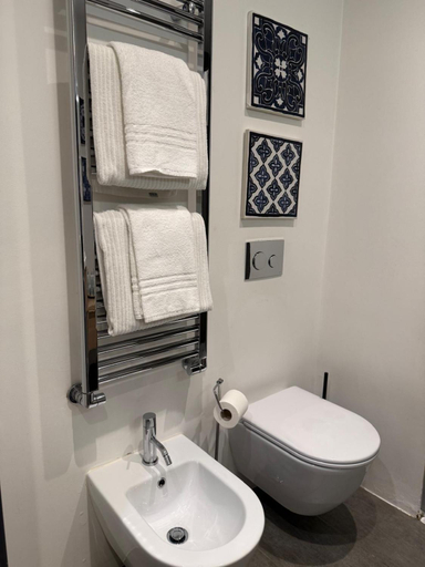 Bathroom 2, Tirano stazioni flow rooms, Sondrio