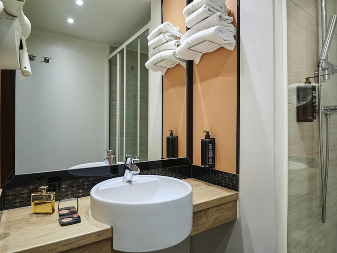 Bathroom 2, Paris Gennevilliers, Hauts-de-Seine