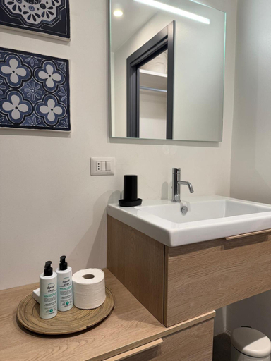 Bathroom 3, Tirano stazioni flow rooms, Sondrio