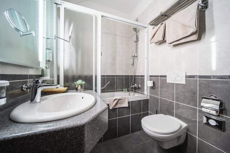 Bathroom 4, Hotel Kazbek, Dubrovnik