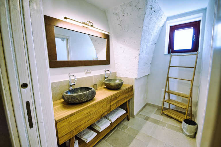 Bathroom 3, Masseria Rescio, Taranto