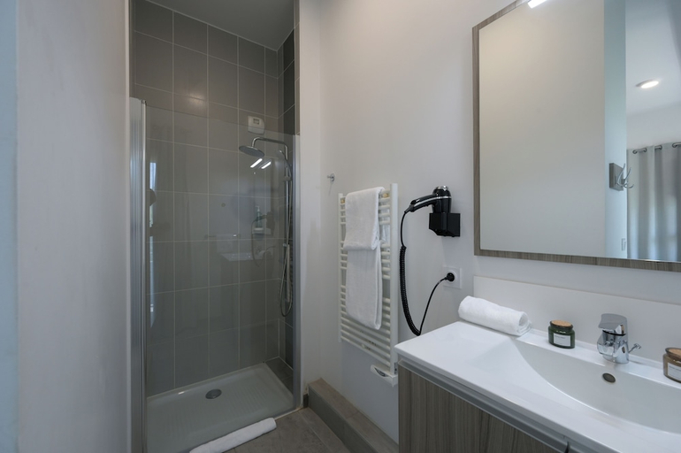 Bathroom 5, Nemea Appart Hotel Residence So Cloud, Rhône