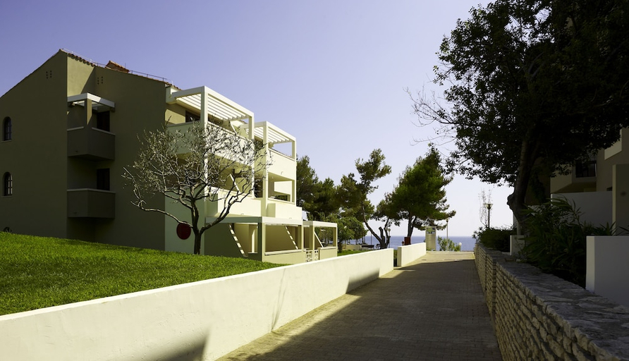 Exterior & Views