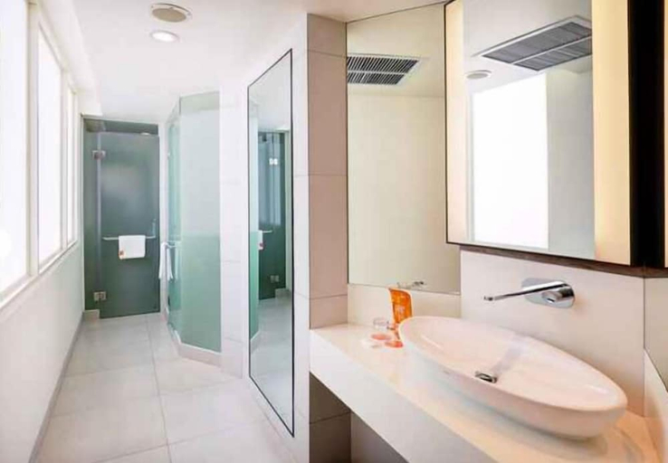 Bathroom, HARRIS Hotel & Conventions Bundaran Satelit Surabaya, Surabaya