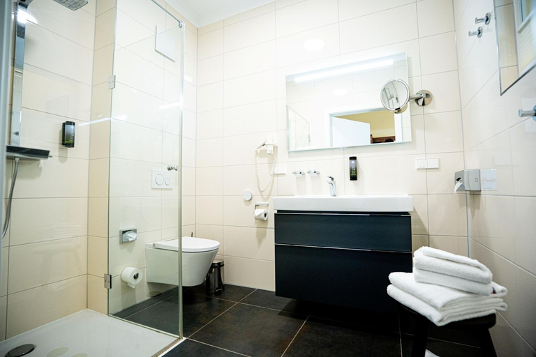 Bathroom 3, Farmer Hotel Basedow & Spa, Mecklenburgische Seenplatte