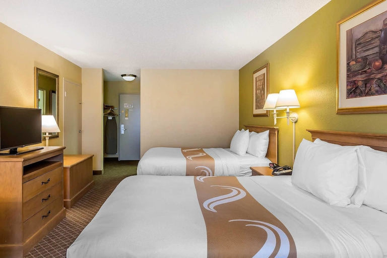 Bedroom 2, Quality Inn Perrysburg - Toledo South, Wood