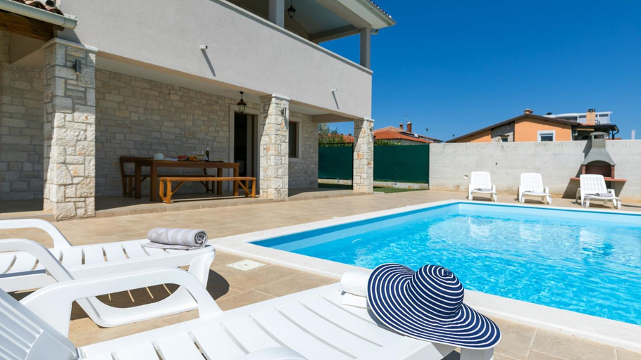 Sport & Beauty 2, Villa Angelina with 3 bedrooms and Pool in Novigrad, Novigrad