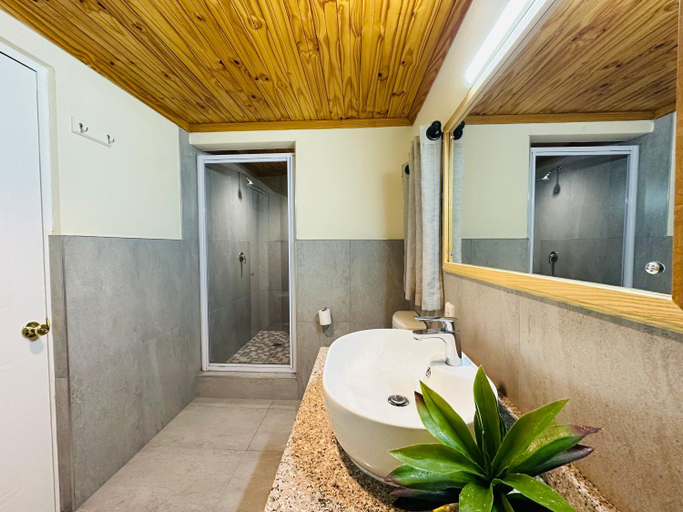 Bathroom 4, Fairways Drakensberg Resort, Sisonke