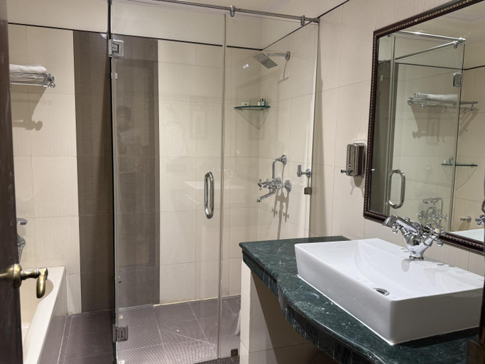 Bathroom 3, Hotel Diplomat Residency - Bareilly, Bareilly
