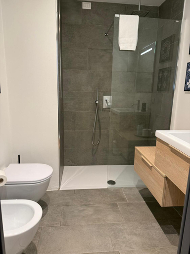 Bathroom 5, Tirano stazioni flow rooms, Sondrio