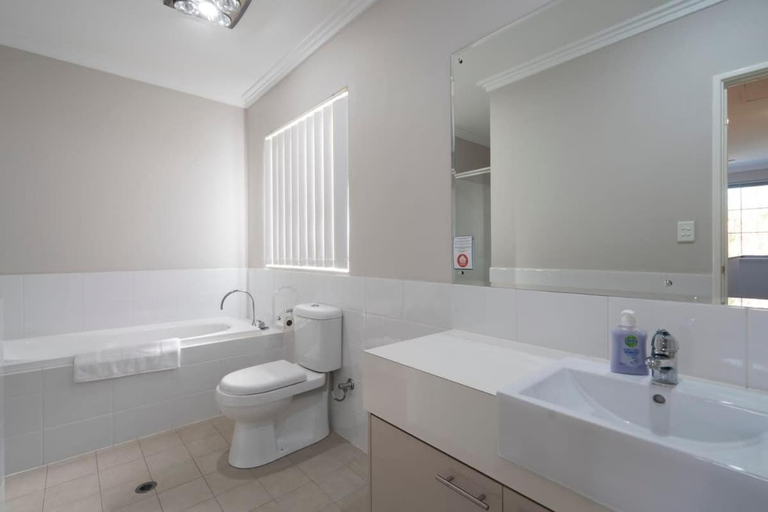 Bathroom 2, 30 Modern & Quiet Retreat -Walk to Dining & Shops, Perth