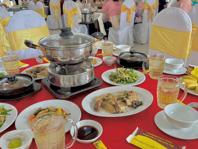 Food & Drinks 4, Hoa Binh 2 Hotel, Long Xuyen Township