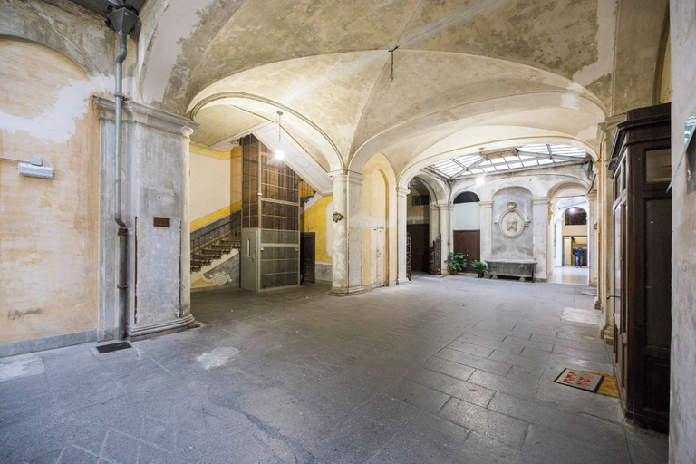 Front of property 2, Airy 5BR Flat with Balcony - Old Town, Genova