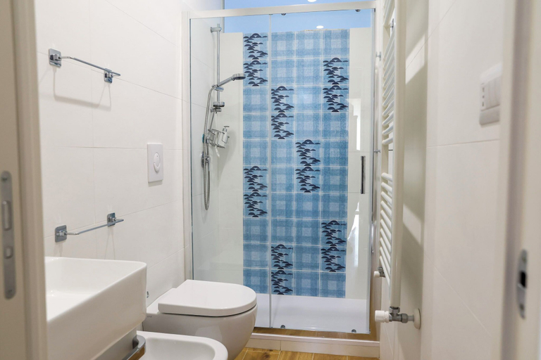 Bathroom 2, Alla Brezza Blu, Bari