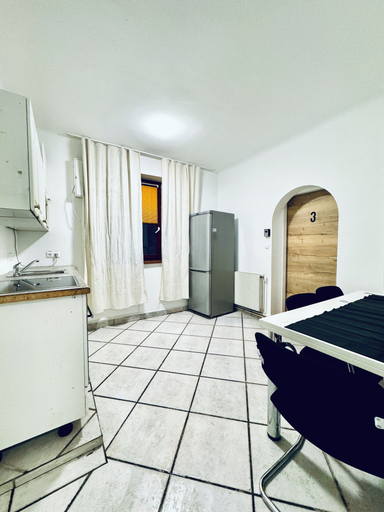 Private kitchen 2, Stylish 3BR Apt Outdoor Space Sleeps 8, Wien