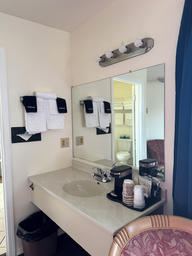 Bathroom 4, Bayview Inn, Del Norte