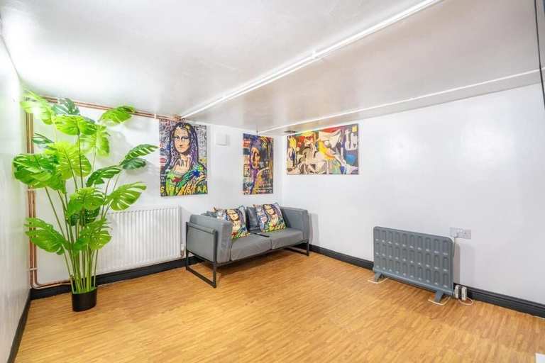 Living area 4, Sheffield 4 Bed Home by Broomhill Village, Sheffield
