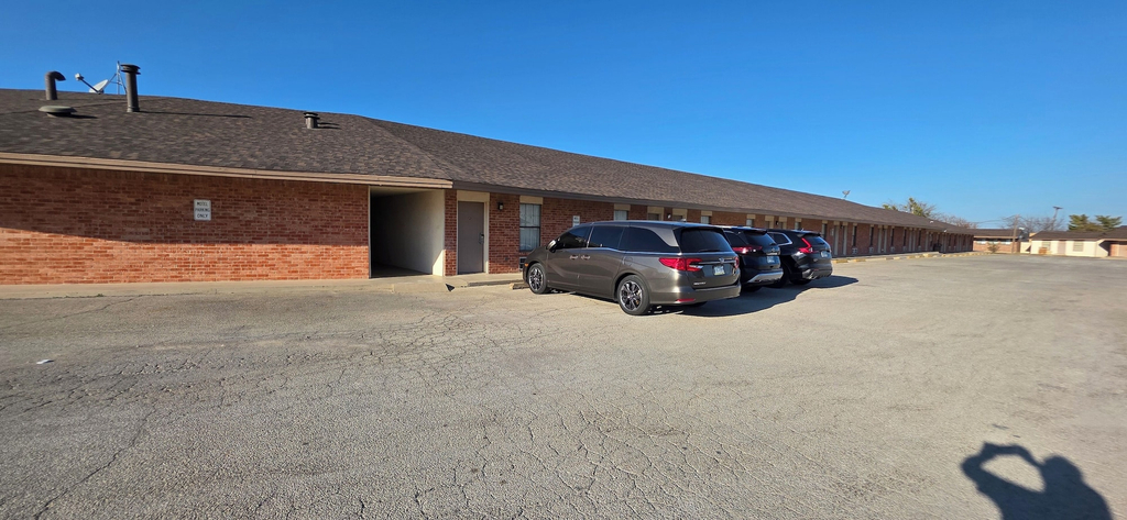 Property grounds, Gate One Inn, Brown