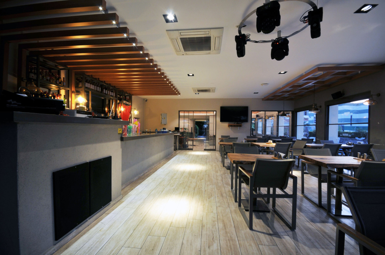 Food & Drinks