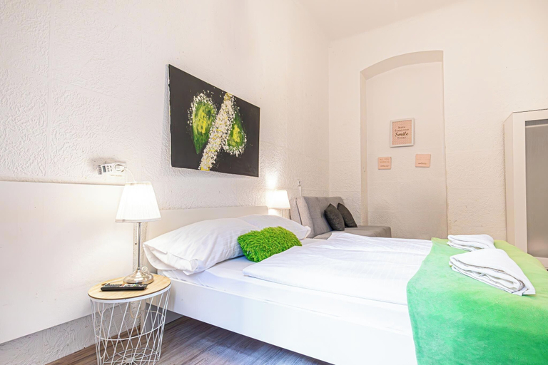 Room 4, Affordable Stay Near Wiener Stadthalle, Wien