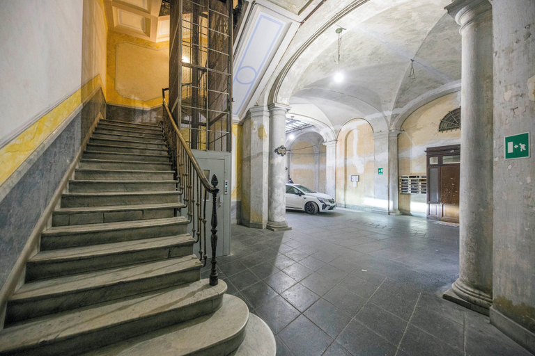 Front of property 4, Airy 5BR Flat with Balcony - Old Town, Genova