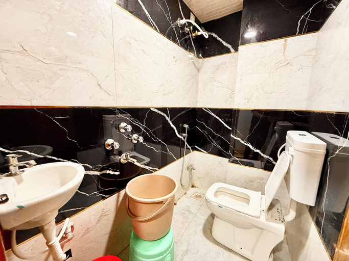Bathroom 5, Hotel DMD Inn near Temple & Rail Staion, Ujjain