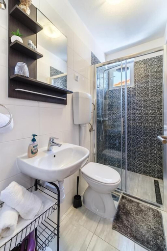 Bathroom 3, Rooms Ana, Milna