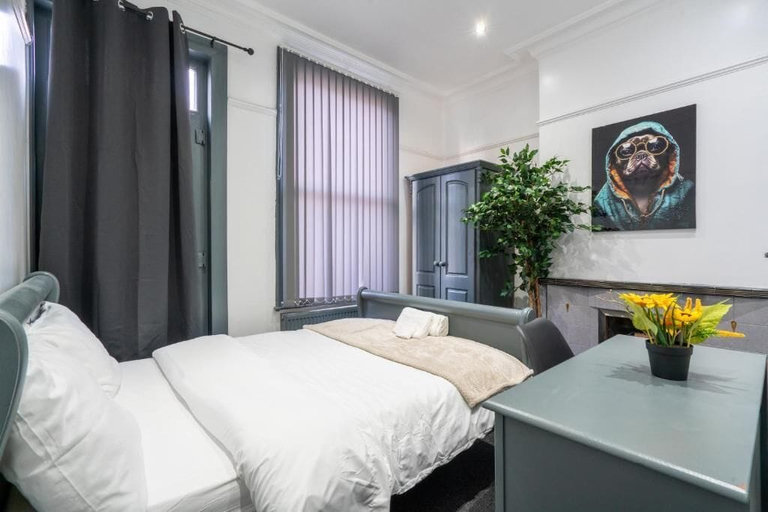 Room 5, Sheffield 4 Bed Home by Broomhill Village, Sheffield