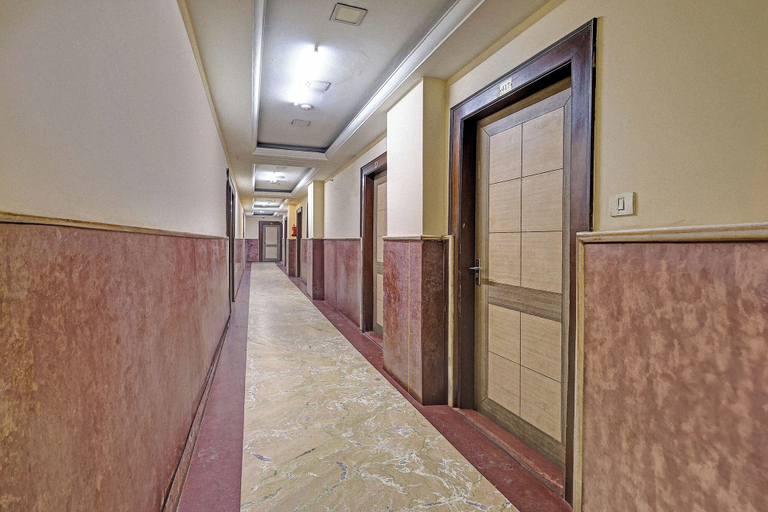Lobby 3, Fabhotel Redisston, Gautam Buddha Nagar
