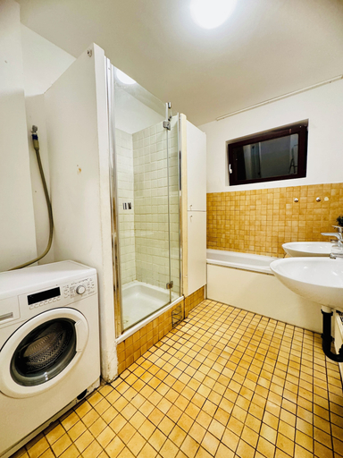 Bathroom 5, Central 8BR Stay with Garden and Terrace, Wien