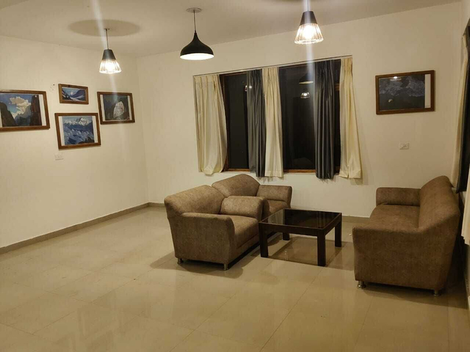 Lobby sitting area, Pravara Cottages, Kullu